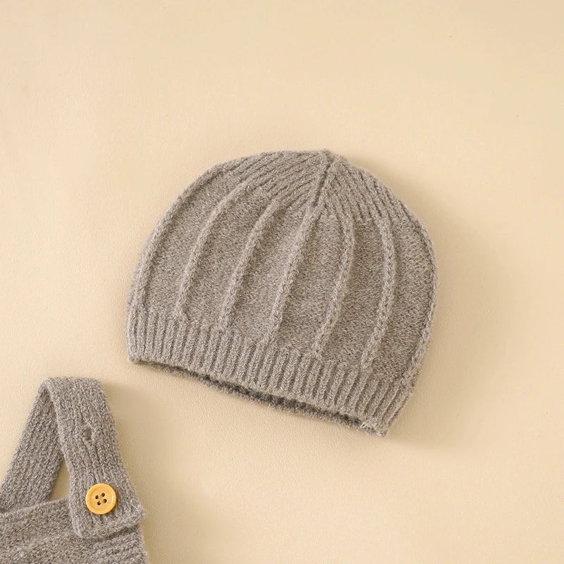Bonnet bébé en tricot gris côtelé, accessoire doux et chaud.