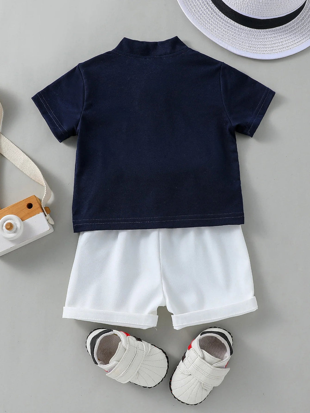 photo du dos de lensemble bleu marine et short blanc