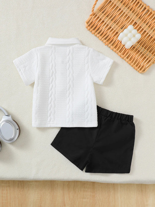 derriere de polo blanc et short noir bébé