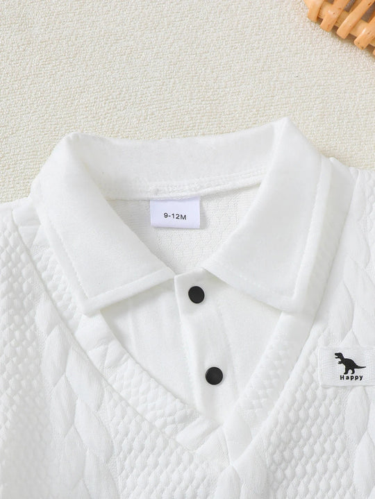 zoom sur polo blanc bébé