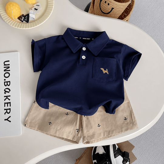 Ensemble polo bébé garçon bleu marine avec short beige motif marin, tenue élégante et confortable pour l’été, les vacances, les cérémonies et les sorties en famille. ☀️💙⚓