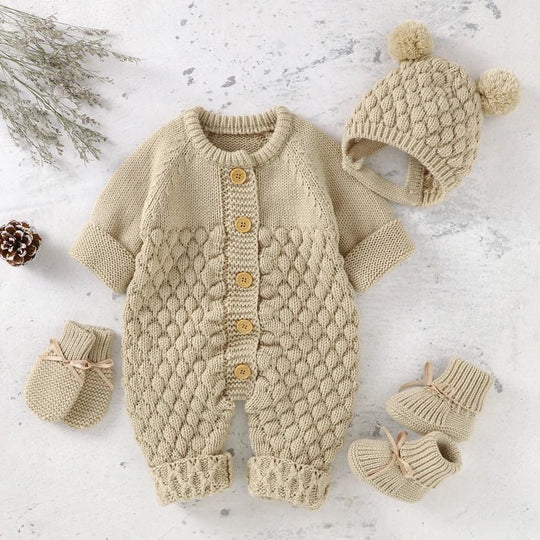 Ensemble tricot beige pour bebe avec combinaison a boutons, bonnet a pompons et chaussons assortis, photographie ambiance douce et naturelle KaliNatur.