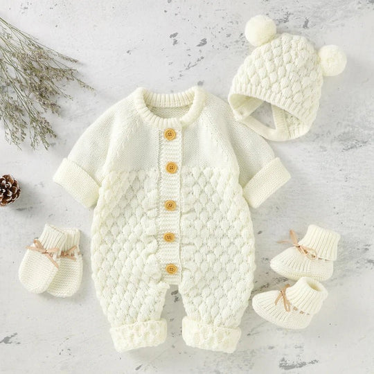 Ensemble tricot blanc pour bebe avec combinaison a boutons, bonnet a pompons et chaussons assortis, photographie ambiance douce et hivernale KaliNatur