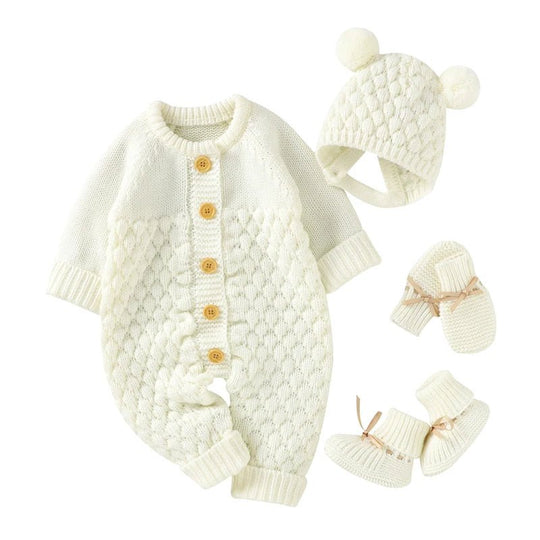 Ensemble tricot blanc pour bebe compose d’une combinaison a boutons, d’un bonnet a pompons et de chaussons assortis, tenue douce et elegante KaliNatur.
