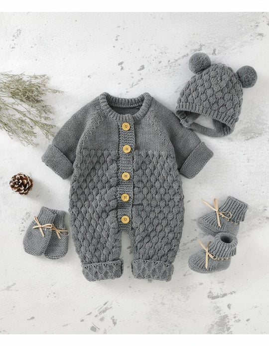 Ensemble tricot gris pour bebe avec combinaison a boutons, bonnet a pompons et chaussons assortis, photographie ambiance hiver douce et naturelle KaliNatur.
