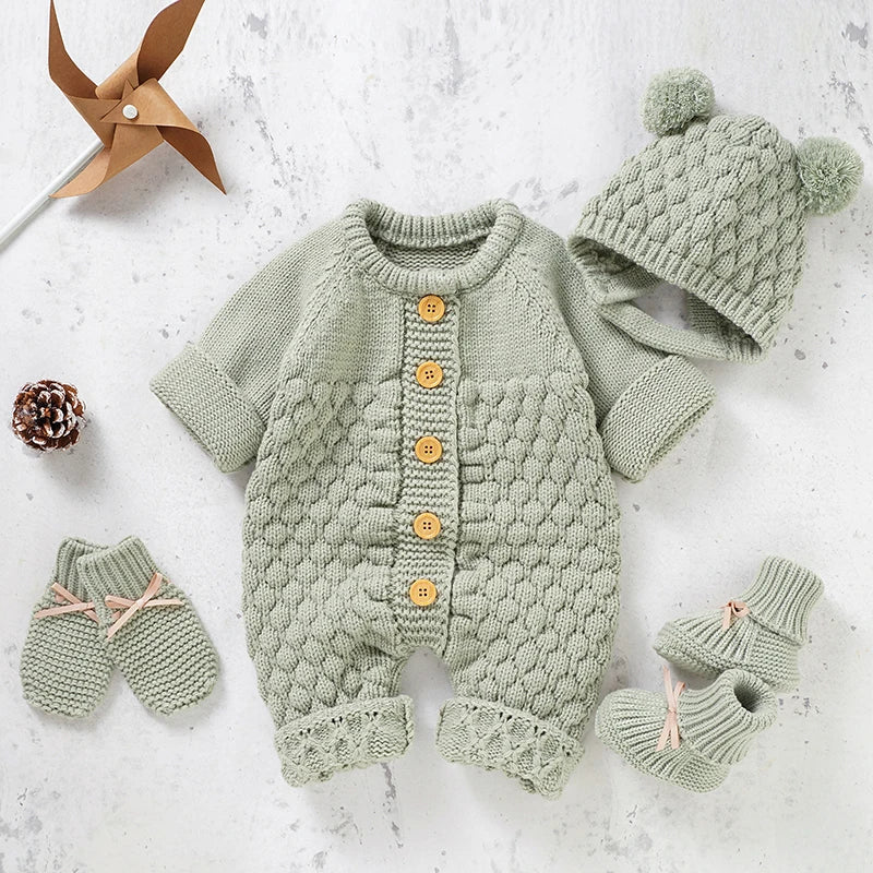 Ensemble tricot vert sauge pour bebe avec combinaison a boutons, bonnet a pompons et chaussons assortis, photographie ambiance douce et naturelle KaliNatur.
