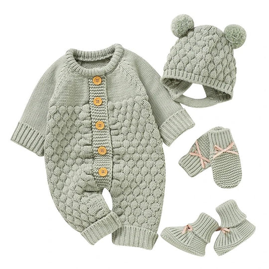Ensemble tricot vert sauge pour bebe compose d’une combinaison a boutons, d’un bonnet a pompons et de chaussons assortis, tenue douce et naturelle KaliNatur.
