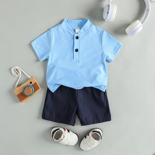 ensemble polo bleu ciel et short beige