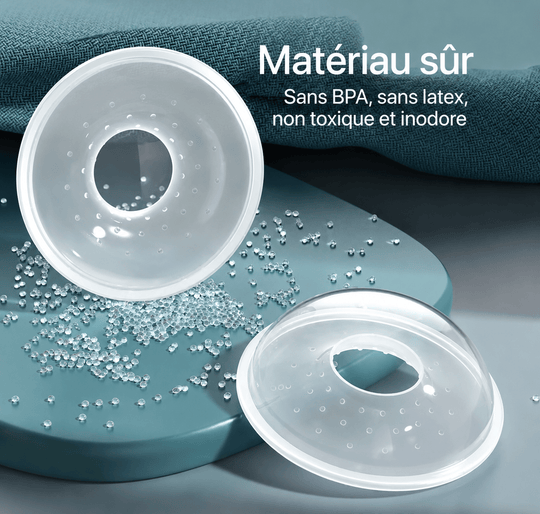 Deux collecteurs de lait maternel transparents en silicone de qualité alimentaire présentés sur un support bleu. Illustration mettant en avant un matériau sûr, sans BPA, sans latex, non toxique et adapté à l’allaitement.
