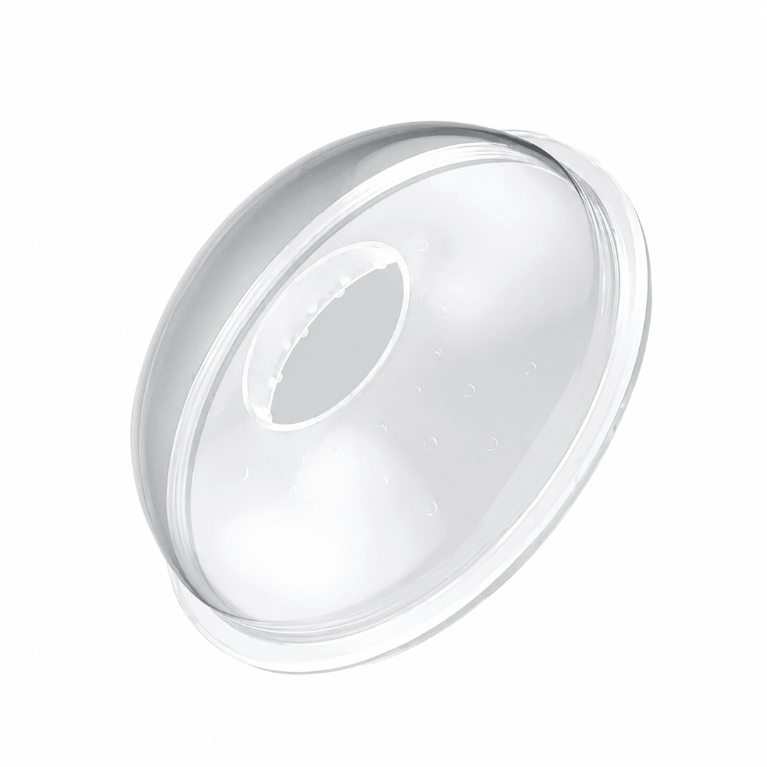 Coupelle de recueil de lait maternel transparente en silicone de qualité alimentaire, légère et discrète, conçue pour recueillir naturellement le lait pendant l’allaitement. Produit présenté sur fond blanc