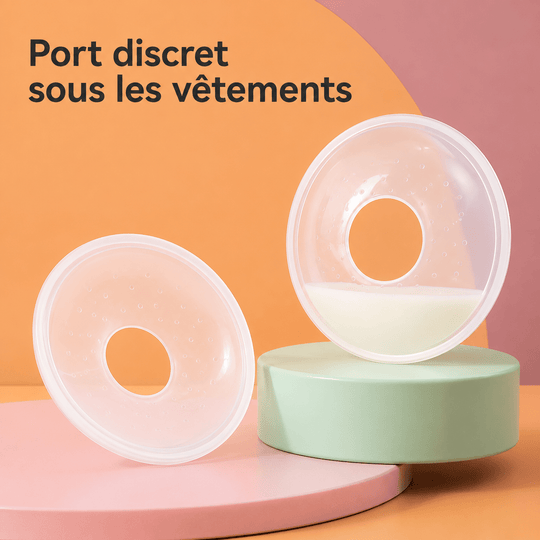Deux collecteurs de lait maternel en silicone transparent présentés sur des supports pastel. Design discret et confortable permettant de recueillir le lait maternel tout en restant invisible sous les vêtements au quotidien.
