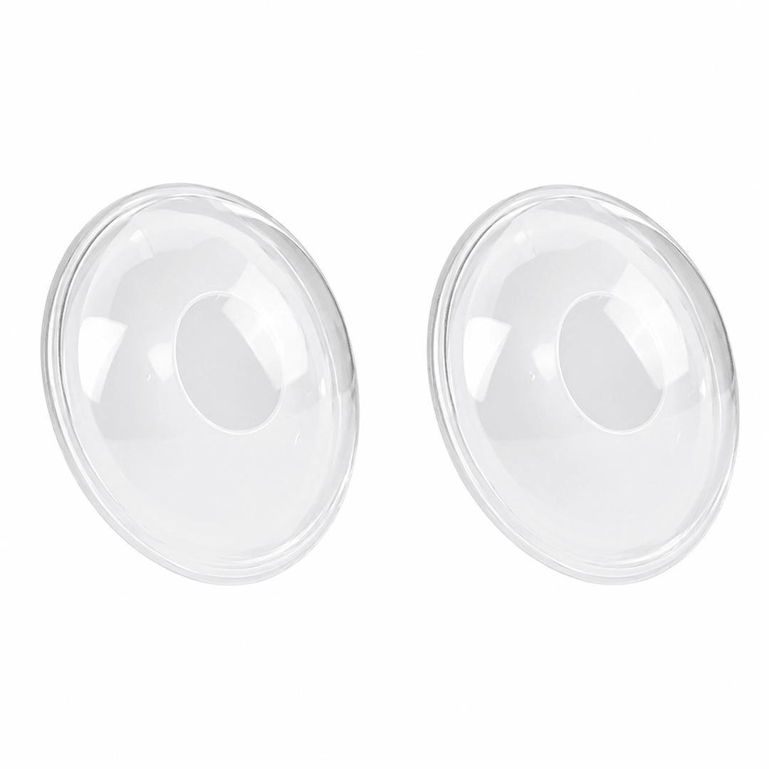 Lot de deux coquilles recueille-lait transparentes en silicone souple, conçues pour recueillir les fuites de lait maternel de manière discrète et confortable pendant l’allaitement. Présentation sur fond blanc.