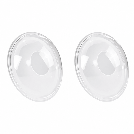 Lot de deux coquilles recueille-lait transparentes en silicone souple, conçues pour recueillir les fuites de lait maternel de manière discrète et confortable pendant l’allaitement. Présentation sur fond blanc.