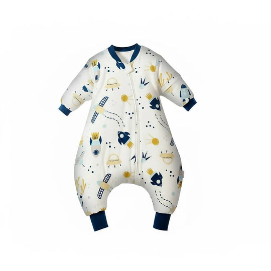 Gigoteuse à jambes pour bébé Kalinatur, blanche avec motifs d’espace et de fusées bleues et jaunes, manches longues, bords bleu marine et fermeture éclair centrale.
