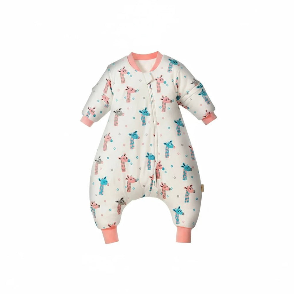 Gigoteuse à jambes pour bébé Kalinatur, blanche avec motifs de girafes roses et bleues, manches longues, bordures roses et fermeture éclair centrale.
