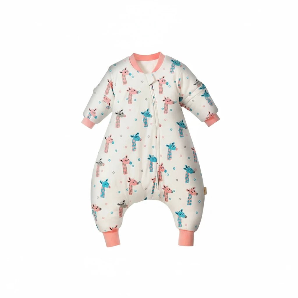 Gigoteuse à jambes pour bébé Kalinatur, blanche avec motifs de girafes roses et bleues, manches longues, bordures roses et fermeture éclair centrale.
