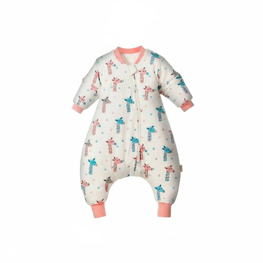 Gigoteuse à jambes pour bébé Kalinatur, blanche avec motifs de girafes roses et bleues, manches longues, bordures roses et fermeture éclair centrale.
