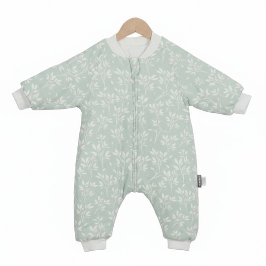 Gigoteuse à jambes Kalinatur vert doux imprimée de petites branches blanches, chaude et confortable, idéale pour le sommeil du bébé en hiver.