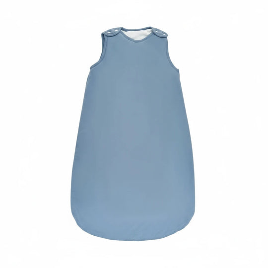 Gigoteuse bébé bleue en coton doux, sans manches, signée Kalinatur — idéale pour le sommeil d’hiver, chaleur et confort garantis.
