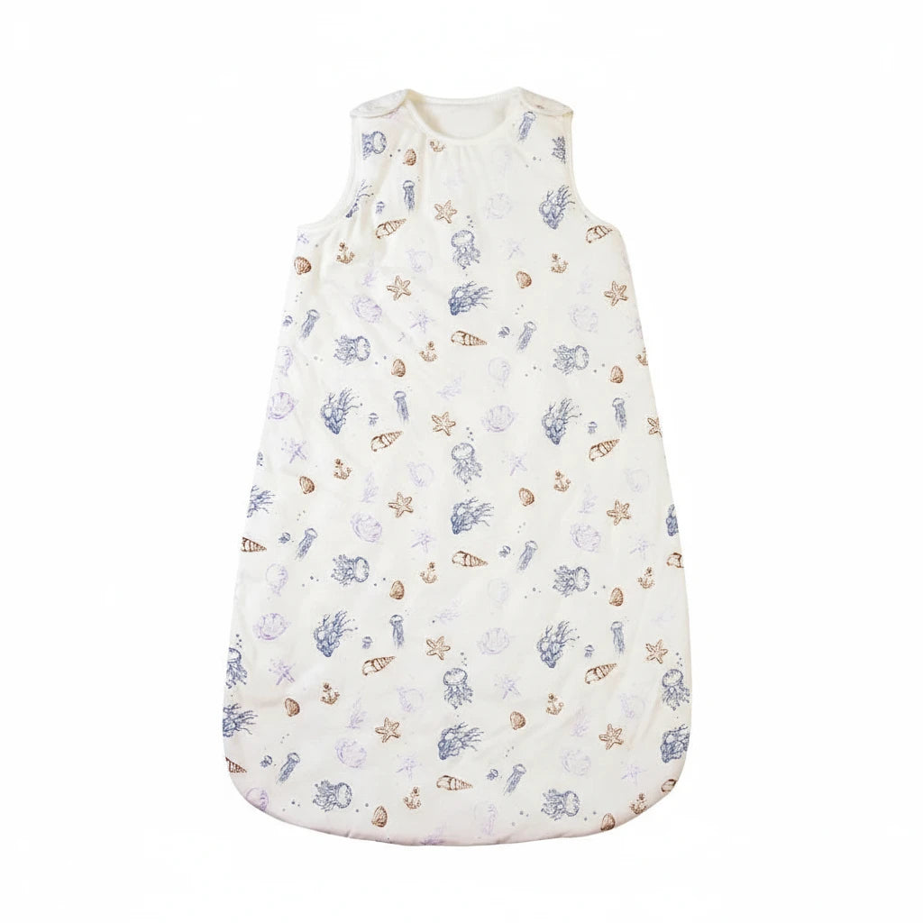 Gigoteuse bébé Kalinatur en coton bio à motifs marins avec coquillages, étoiles de mer et méduses, douce et respirante pour un sommeil paisible.