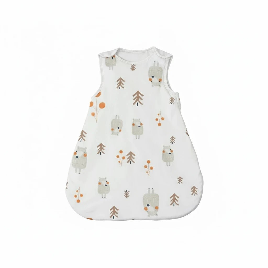 Gigoteuse bébé en coton blanche avec motifs d’animaux et d’arbres de forêt, douce et respirante – Kalinatur.
