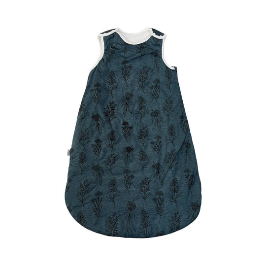 Gigoteuse bébé hiver en coton bleu nuit à motifs floraux, chaude et confortable – modèle Kalinatur, idéale pour les nuits froides.