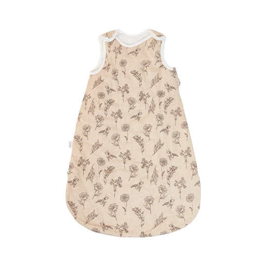 Gigoteuse bébé Kalinatur en coton bio beige avec motifs floraux délicats, respirante et confortable, idéale pour un sommeil paisible en toute saison.