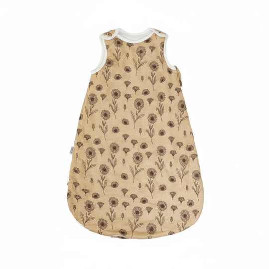 Gigoteuse bébé Kalinatur en coton bio couleur moutarde avec motifs de fleurs brunes, douce et respirante, idéale pour les nuits d’hiver.