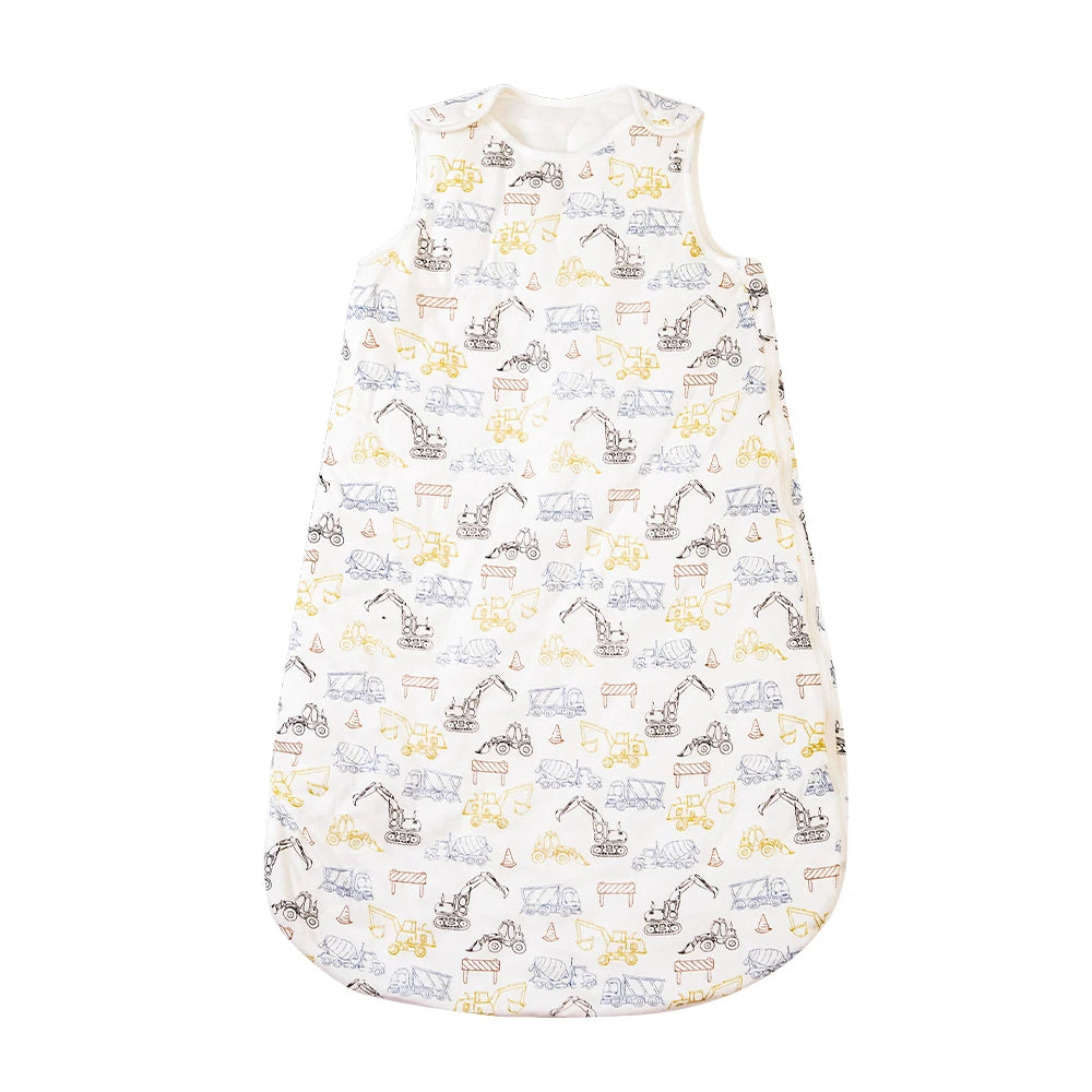 Gigoteuse bébé Kalinatur en coton à motifs engins de chantier – turbulette douce et sécurisée pour garçon.