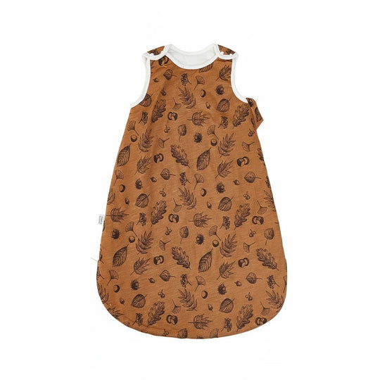 Gigoteuse bébé en coton chaud couleur terre cuite, imprimée de feuilles d’automne, idéale pour les nuits d’hiver – Kalinatur.
