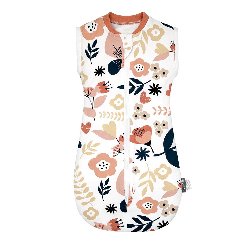 Gigoteuse d’été Kalinatur pour bébé, motif floral terracotta et beige sur fond blanc, sans manches, en coton léger et respirant.
