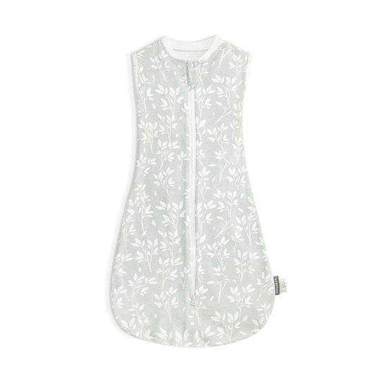 Gigoteuse d’été Kalinatur pour bébé, motif feuillage blanc sur fond vert sauge, sans manches, avec fermeture éclair centrale.