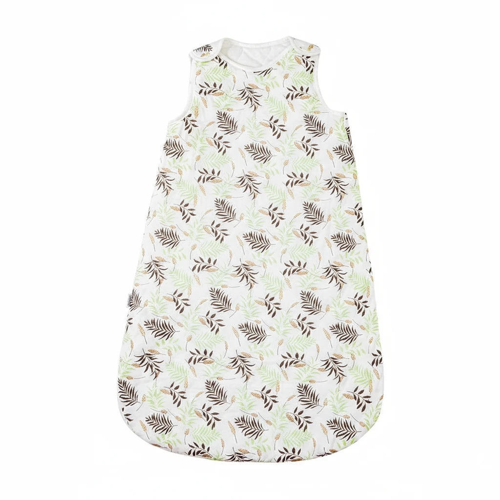Gigoteuse bébé en coton doux motif feuillage vert et brun, signée Kalinatur — idéale pour les nuits d’hiver, chaleur et confort naturel assurés.
