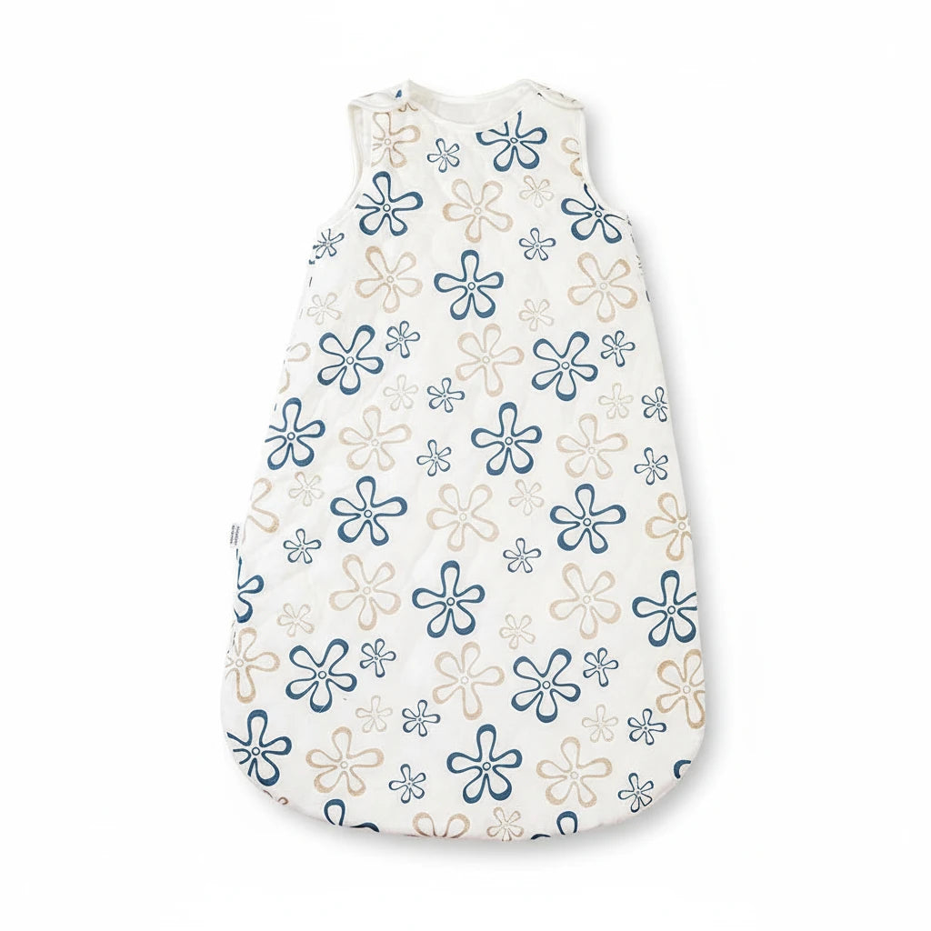 Gigoteuse bébé en coton bio, imprimée de fleurs bleues et beiges sur fond écru, signée Kalinatur — confort, douceur et sécurité pour le sommeil du nourrisson.