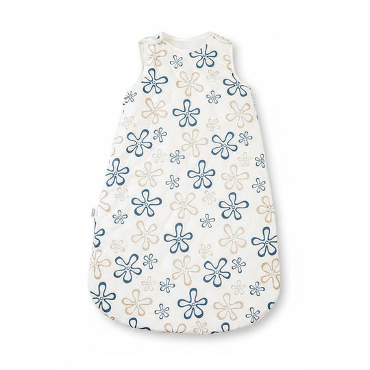 Gigoteuse bébé en coton bio, imprimée de fleurs bleues et beiges sur fond écru, signée Kalinatur — confort, douceur et sécurité pour le sommeil du nourrisson.