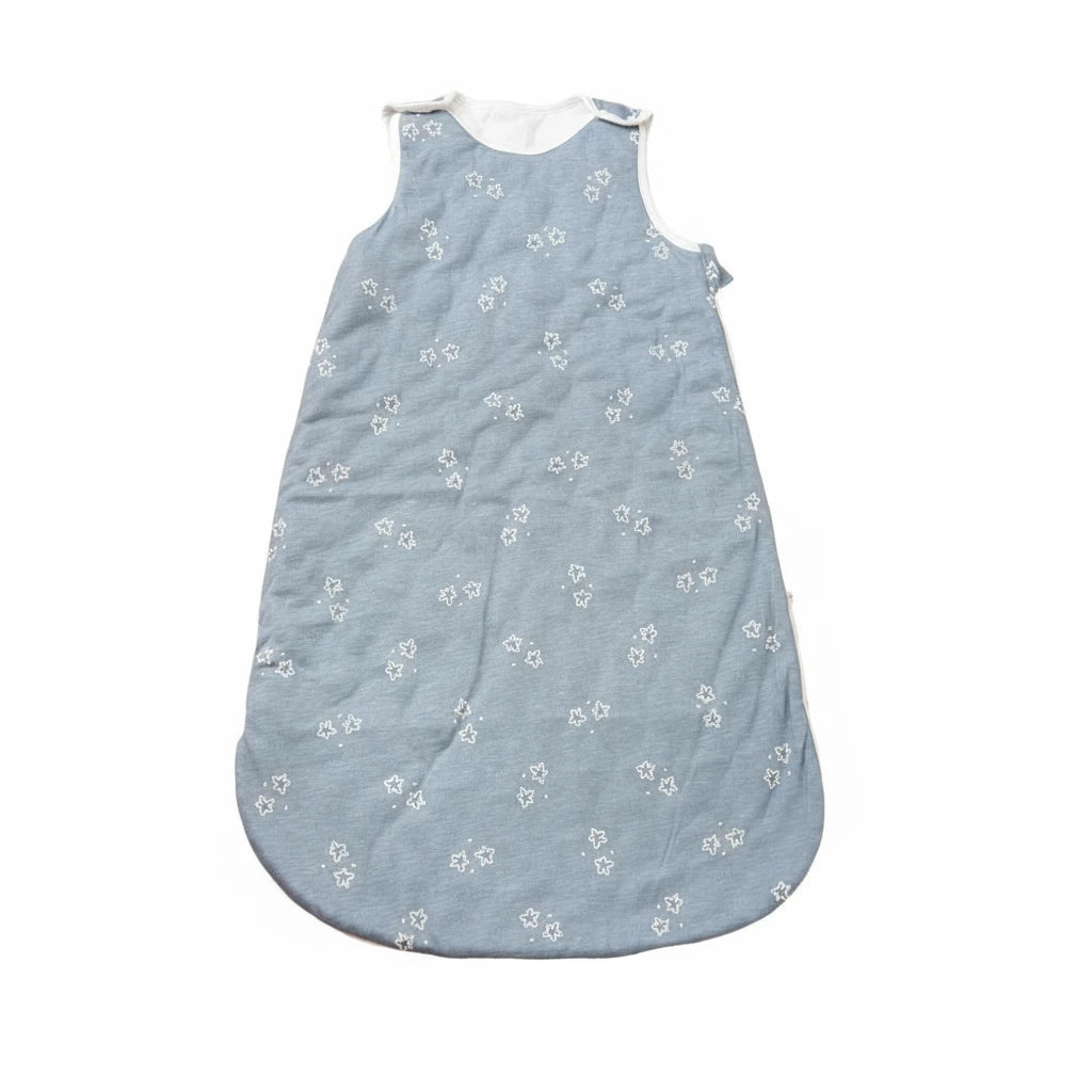 Gigoteuse bébé en coton bio bleu avec motifs de petites fleurs blanches, modèle doux et respirant Kalinatur, idéale pour un sommeil paisible et confortable.
