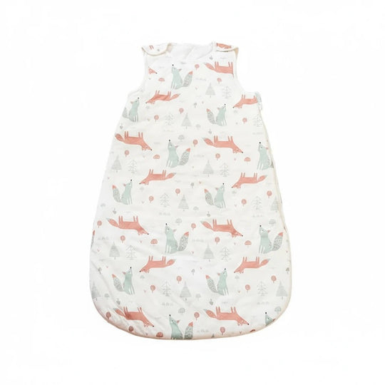 Gigoteuse bébé en coton blanc avec motifs renards orange et arbres, douce et respirante, signée Kalinatur pour un sommeil confortable et sécurisé.