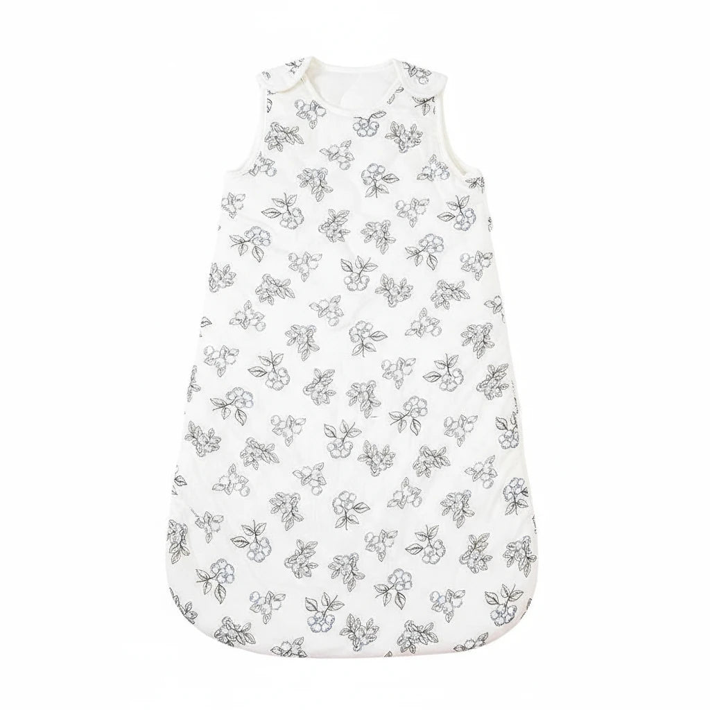 Gigoteuse bébé en coton blanc avec imprimés floraux noirs, douce et respirante, signée Kalinatur pour un sommeil paisible et sécurisé.