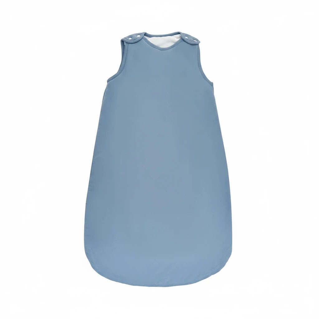 Gigoteuse bébé bleue en coton doux, sans manches, signée Kalinatur — idéale pour le sommeil d’hiver, chaleur et confort garantis.