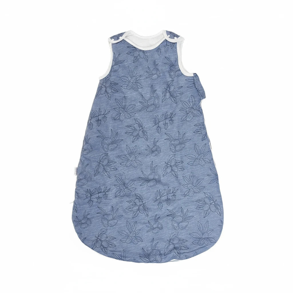Gigoteuse bébé hiver en coton bleu à motifs floraux – modèle KaliNatur chaude, respirante et confortable pour des nuits paisibles.