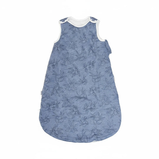 Gigoteuse bébé hiver en coton bleu à motifs floraux – modèle KaliNatur chaude, respirante et confortable pour des nuits paisibles.