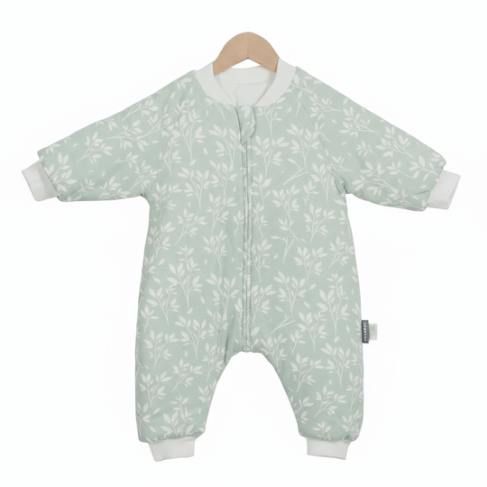 Gigoteuse à jambes Kalinatur vert doux imprimée de petites branches blanches, chaude et confortable, idéale pour le sommeil du bébé en hiver.