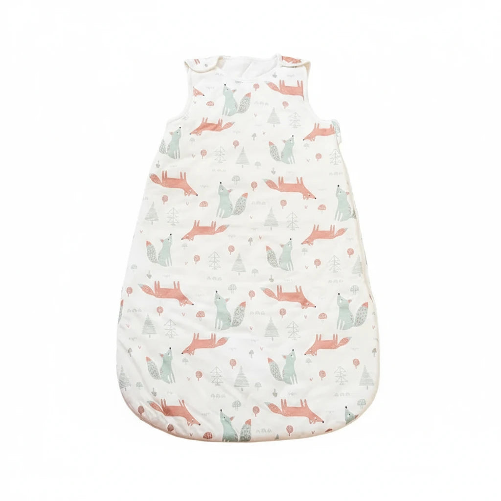 Gigoteuse bébé en coton blanc avec motifs renards orange et arbres, douce et respirante, signée Kalinatur pour un sommeil confortable et sécurisé.