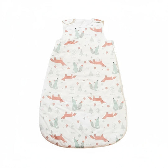 Gigoteuse bébé en coton blanc avec motifs renards orange et arbres, douce et respirante, signée Kalinatur pour un sommeil confortable et sécurisé.