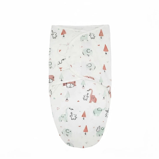 Gigoteuse d’emmaillotage pour bébé en coton blanche à motifs d’animaux et de sapins, douce et respirante – Kalinatur.
