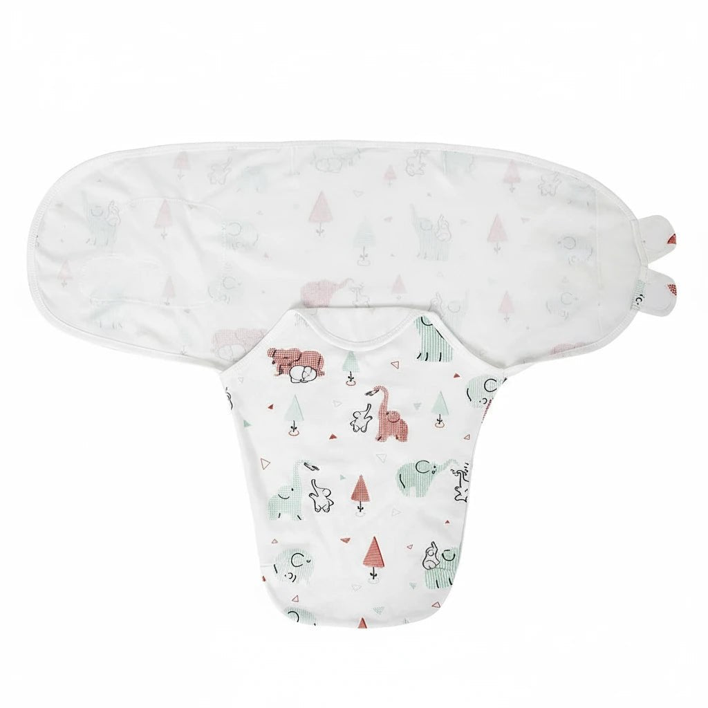 Gigoteuse d’emmaillotage pour bébé en coton blanc à motifs d’animaux et de sapins, ouverte pour montrer la forme et la fermeture – Kalinatur.