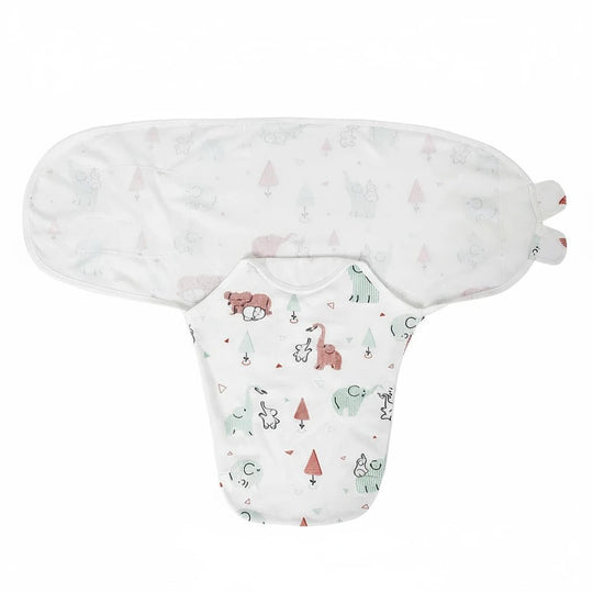 Gigoteuse d’emmaillotage pour bébé en coton blanc à motifs d’animaux et de sapins, ouverte pour montrer la forme et la fermeture – Kalinatur.