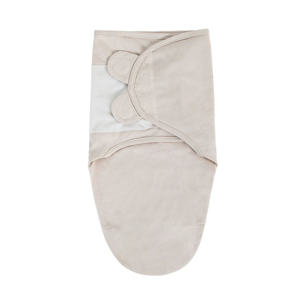 Gigoteuse d’emmaillotage pour bébé en coton beige uni, douce, sécurisée et facile à enfiler – Kalinatur.
