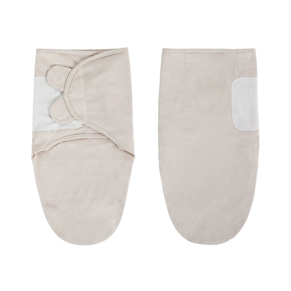 Gigoteuse d’emmaillotage pour bébé en coton beige, vue ouverte et fermée pour montrer le système de fermeture pratique – Kalinatur.
