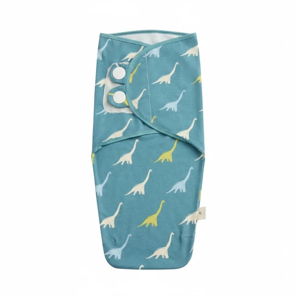 Gigoteuse d’emmaillotage pour bébé en coton bleue à motifs dinosaures, douce, sécurisée et confortable – Kalinatur.
